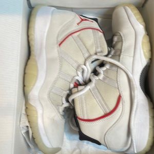 Air Jordan 11 Retro (GS) Platinum Tint/University Red